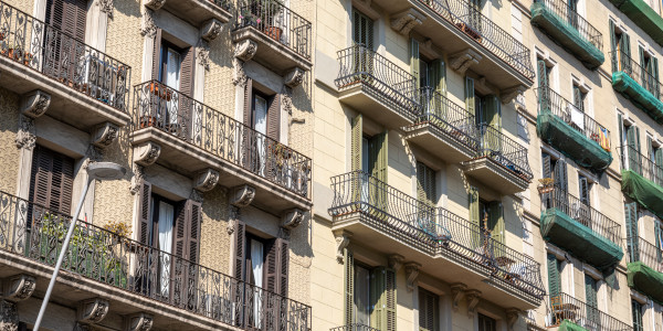 Trabajos Verticales en Fachadas de Edificios / Viviendas en Zaragoza · Pintado de Fachadas con Difícil Acceso